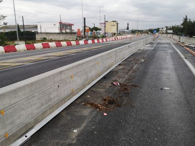 Λάρισα_Λεωφ Καραμανλή_Εργοταξιακά στηθαία 2_SB 70B